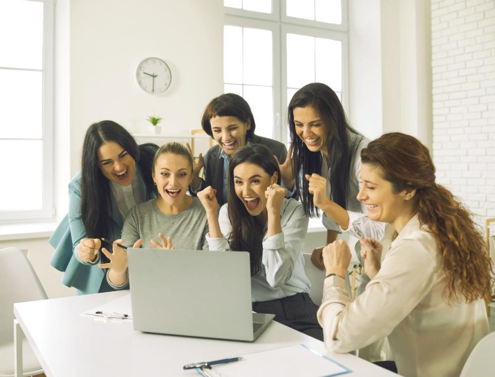 Arbeitsplatz mit digitalen Notizen und Planungsunterlagen für Venture Building